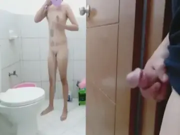 Ngintip Tetangga Cantik Mandi Sambil Colmek